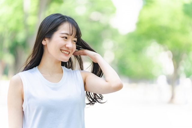 ロングヘアをなびかせる女性