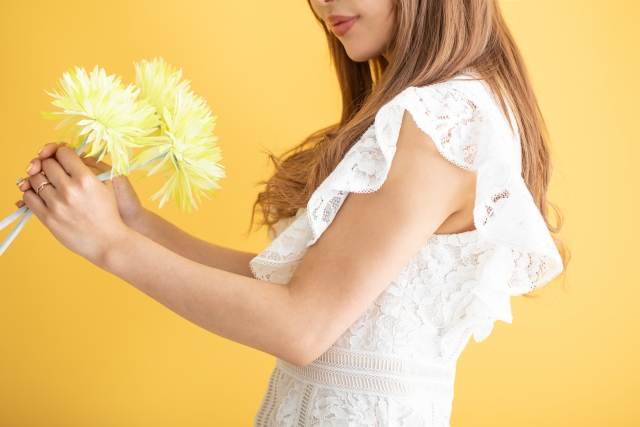 花を持って微笑む女性